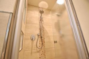 万根沃格Villa Verdi - Ferienwohnung 4的带淋浴的浴室,带玻璃门