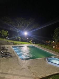 La VictoriaFINCA EL ATICO的一个夜晚有灯光的空游泳池
