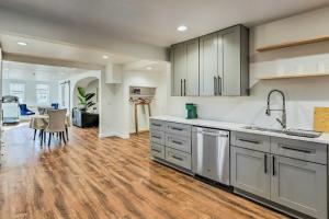 桃树市Atlanta Area Retreat Near Lake Pet Friendly!的厨房配有白色橱柜和硬木地板。