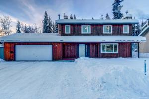 费尔班克斯Northern Bliss House with Mountain Views!的雪地里的一个红色房子