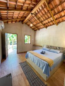 戈亚斯Pousada Flor de Laranjeira的一间卧室设有一张床和木制天花板