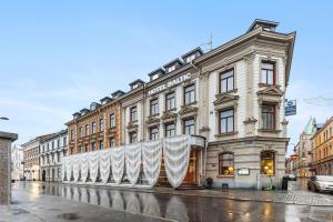 松兹瓦尔波罗的海贝斯特韦斯特酒店的前面有大白窗帘的建筑