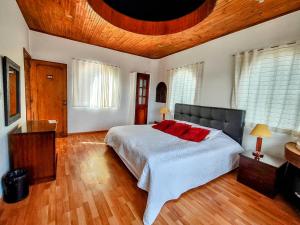 托塔Refugio Génesis habitaciones Lago de Tota的一间卧室设有一张大床和木制天花板