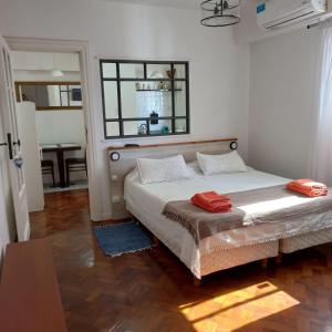 布宜诺斯艾利斯Acogedor apartamento céntrico. Obelisco.的一间卧室配有一张床、一张桌子和一个窗户。