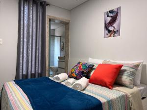 贝洛奥里藏特STUDIOS CORACAO EUCARISTICO的一间卧室配有红色和蓝色的床