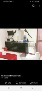 南迪Nadi Airport Transit Hotel的一张房间的照片,一张房间的床和一张书桌
