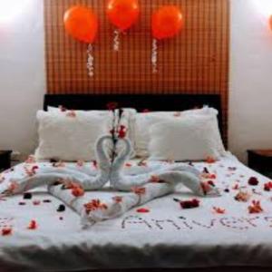 南迪Nadi Airport Transit Hotel的一张带橙色气球的鲜花床