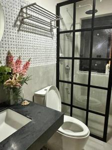 圣胡安Seafront OnCall - private jacuzzi with 4 cozy bedrooms的一间带卫生间和水槽的浴室