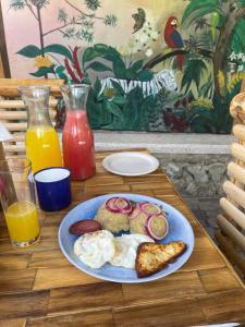 圣斐利-银港Hacienda La Huerta Puerto Plata, 1 BDR的木桌上的早餐盘