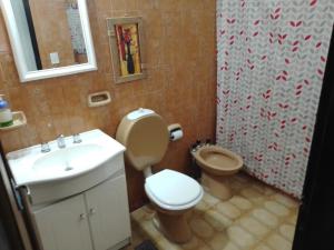 圣罗莎Complejo Semaso的一间带卫生间和水槽的浴室