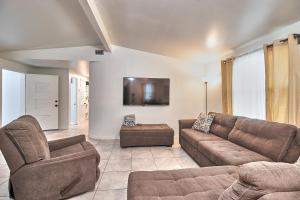 坦帕Convenient 4 Bedroom Home Centrally Located Tampa的客厅配有沙发和椅子
