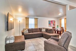坦帕Convenient 4 Bedroom Home Centrally Located Tampa的客厅配有沙发和两把椅子