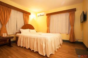 ToknaHotel Melungtse & Apartment的酒店客房设有床和窗户。