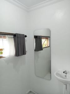 纳闽巴霍Guest House d Valeri的白色的浴室设有水槽和镜子