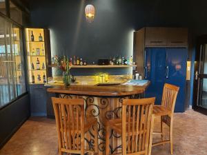 下博克特临江客栈 的厨房设有酒吧、椅子和桌子