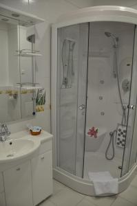 克拉斯诺亚尔斯克德芙里克酒店的带淋浴和盥洗盆的白色浴室