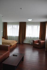 克拉斯诺亚尔斯克德芙里克酒店的酒店客房配有床、沙发和桌子。