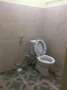 日惹加瑟尔民宿的浴室配有带座椅的卫生间。