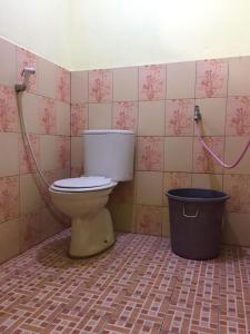 日惹加瑟尔民宿的一间带卫生间和垃圾桶的浴室