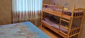 巴库哈萨诺维斯别墅酒店的一间卧室配有两张双层床和紫色床单