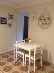 福斯特Seascape的白色的餐桌,配有两把椅子和时钟