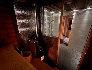 蓬卡哈尤Välituvan lomamökit的小房间设有床和镜子
