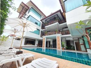 清迈Goldenbell Hotel Chiangmai的一座带游泳池的房子的图象