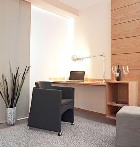 希尔兴巴赫霍夫31酒店的办公室,配有一张桌子、一台笔记本电脑和一把椅子
