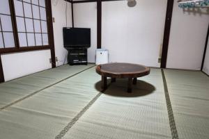 鹤冈市Ohanabatake的客房设有咖啡桌和平面电视。