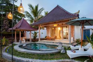 乌布Amaya Sebatu Villa的一座带游泳池和房子的别墅