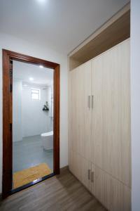 芽庄Moonlight Nha Trang Hotel的浴室设有通往卫生间的门