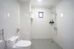 芽庄Moonlight Nha Trang Hotel的带淋浴和卫生间的白色浴室