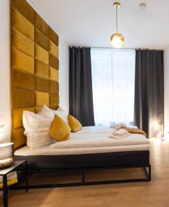 柏林Pure Berlin Apartments - Luxury at Pure Living in City Center的一间卧室设有一张床和一个大窗户