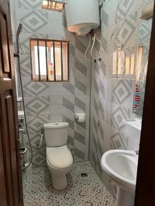 雅温得Appartement New Stading YAOUNDE - MIMBOMAN MAETURE的一间带卫生间和水槽的浴室