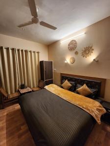JariWoodzo Kasol的一间卧室配有一张大床和吊扇