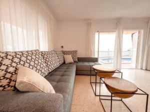 卡亚俄萨尔瓦赫Villa Julia in Callao Salvaje的客厅配有沙发和2张桌子