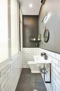 马德里Serrano Style, by Presidence Rentals的白色的浴室设有水槽和卫生间。