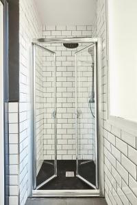 马德里Serrano Style, by Presidence Rentals的浴室里设有玻璃门淋浴