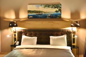 伊斯坦布尔Kerthill Hotel的床上有两张枕头,上面有画