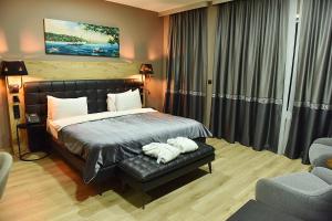 伊斯坦布尔Kerthill Hotel的一间卧室配有一张床、一张沙发和一把椅子