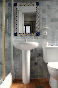 科尔多瓦La Piquera Hostal的一间带水槽、卫生间和镜子的浴室