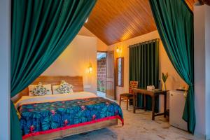 CurtorimNirvana Hill Resort的一间卧室配有一张床和一张书桌
