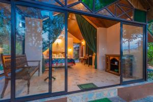 CurtorimNirvana Hill Resort的客厅设有玻璃窗和壁炉