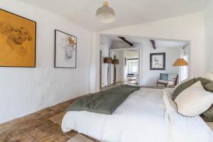 穆然Mougins Collection - Maisonnette Authentique - Vieux Village de Mougins的卧室配有一张白色大床