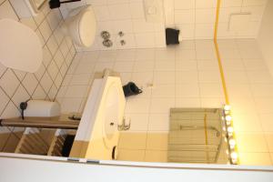 劳特尔巴赫Fewo 102 im Haus Katharina mit Terrasse的客房内设有带水槽和卫生间的浴室