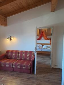 蒂罗尔州圣约翰阿尔皮纳小木屋公寓式酒店的客厅配有沙发和1张床