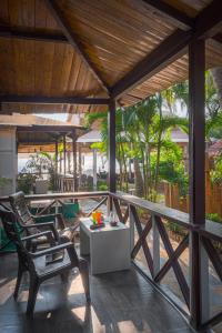 帕特南古巴帕内度假屋的庭院配有桌椅和树木