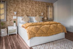 帕特南古巴帕内度假屋的一间卧室配有一张带棕色毯子的大床