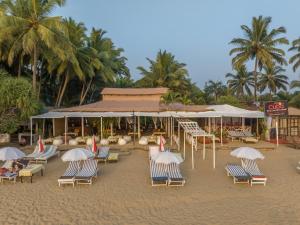 帕特南古巴帕内度假屋的海滩上的一组椅子和遮阳伞