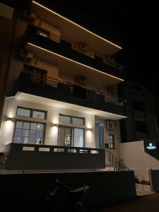 赫索尼索斯Charm Hotel, Hersonissos的一座晚上点亮的建筑,灯火通明